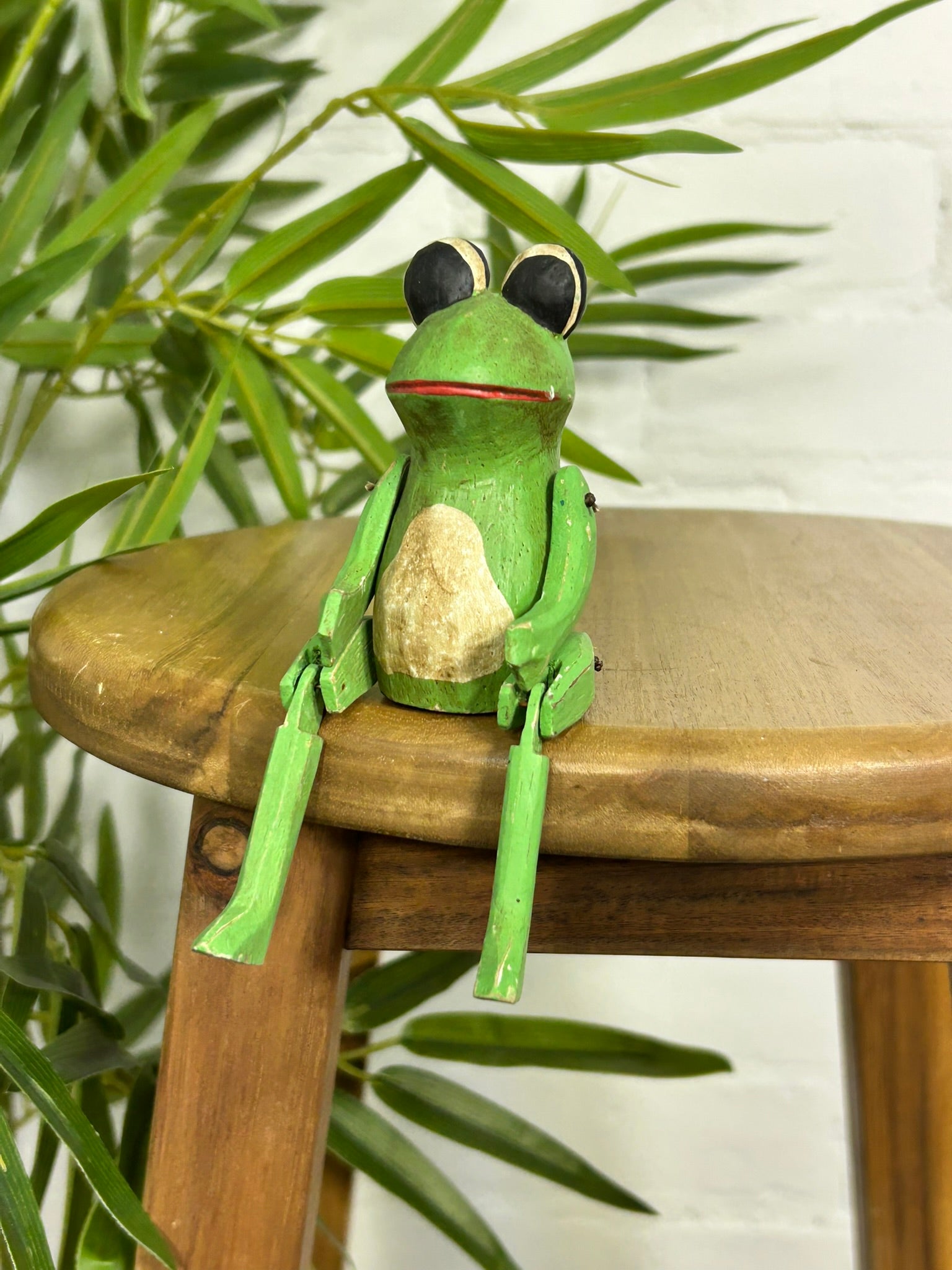 Frog Shelf Sitter
