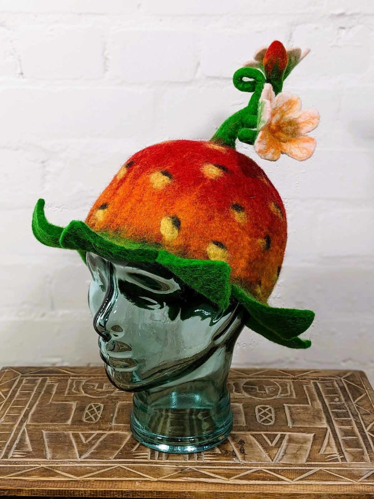 Felt Strawberry Hat – Gringo Fairtrade display picture 1