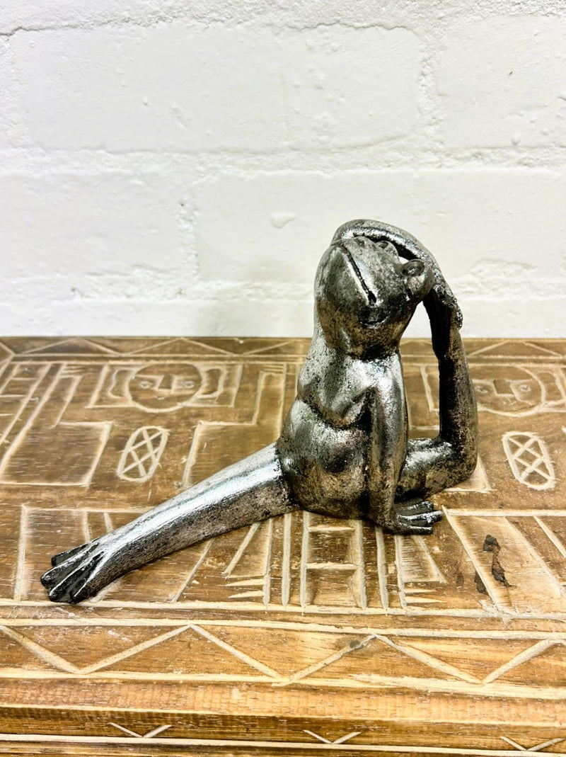 Silver Leg Stretch Frog